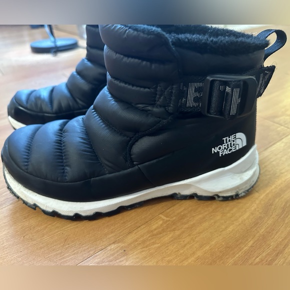The North Face Shoes - North face size 8 black women’s winter boots